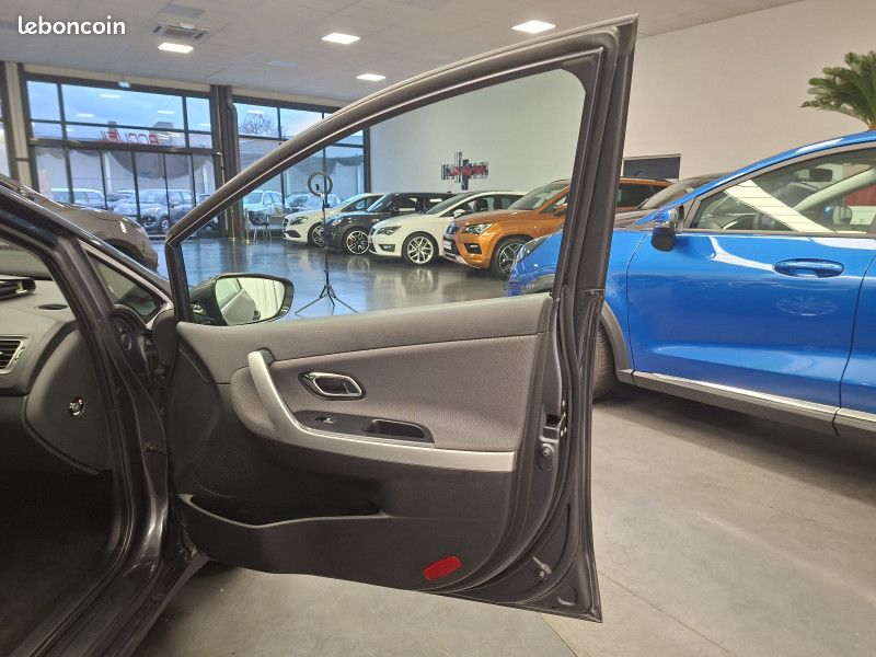 Kia CEE'D 1.6 crdi 128 ch Active Visio / Toit pano / Régulateur / Radar / 1ère main / (image 28)