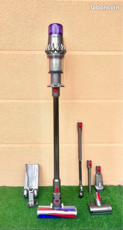 Aspirateur sans fil dyson v11 fluffy très peu servi accessoires