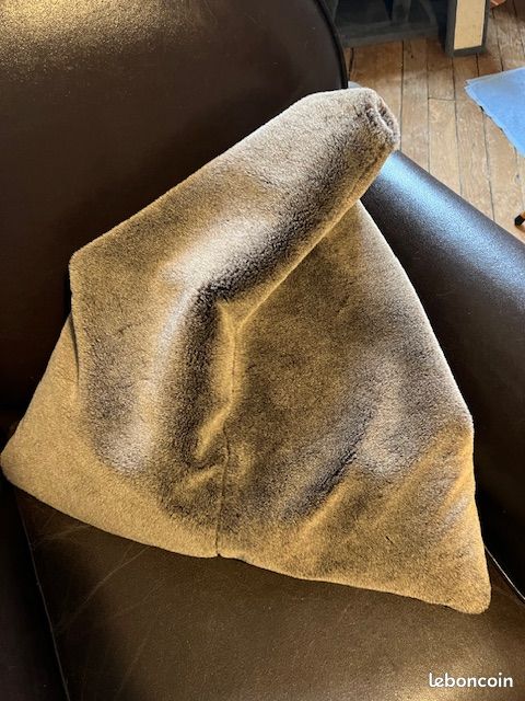 Coussin pouf en fourrure (image 2)