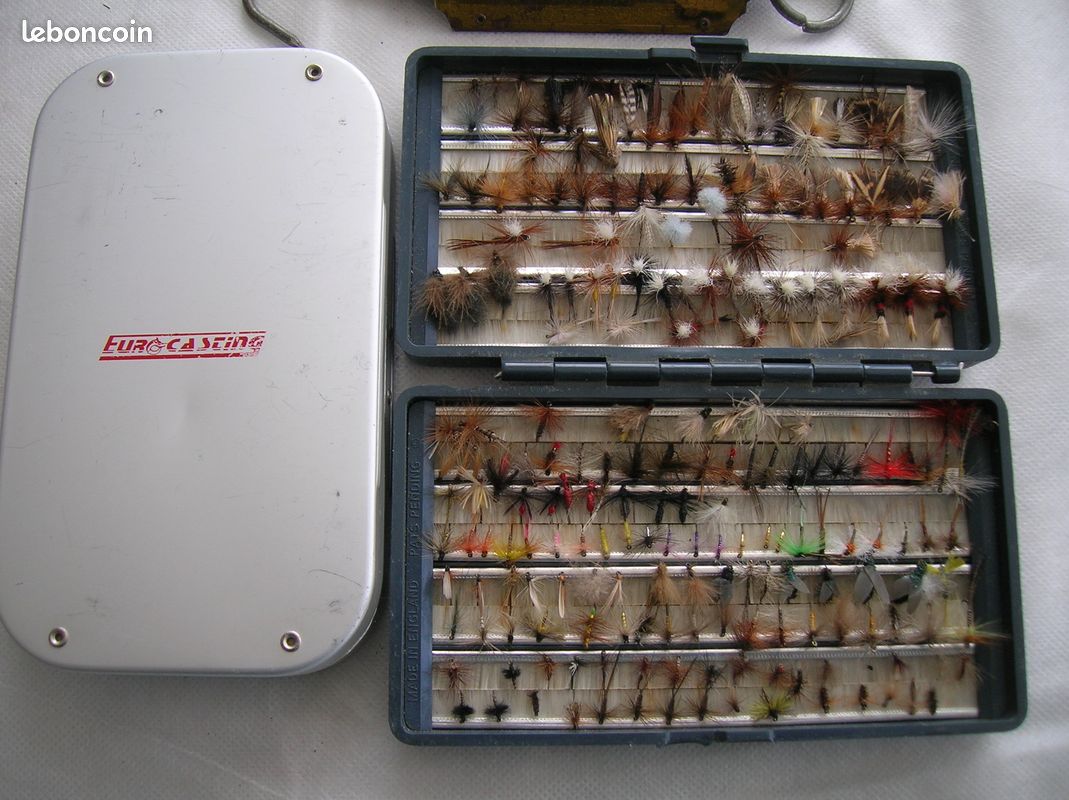 Ancienne Boîte De Pêche à La Mouche Outing Mfg Co - Plus De 25 Mouches Et Compartiment Leader Inclus