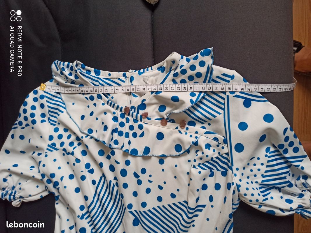 Jolie robe de printemps pour dame, avec motifs modernes de couleur bleue sur fond blanc. Très agréable à porter (image 4)
