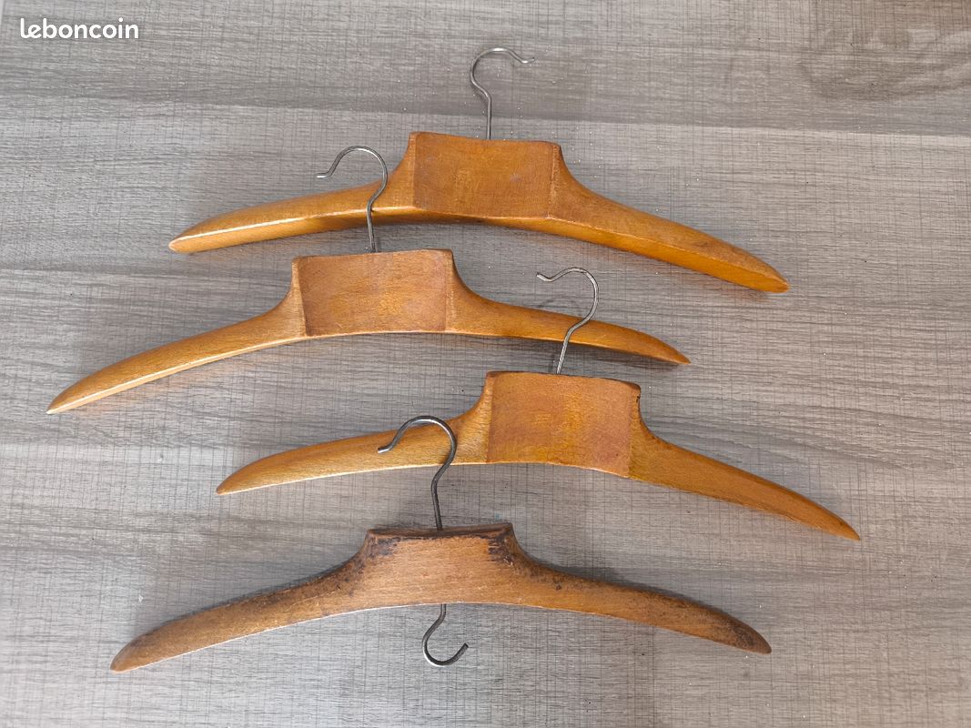 Lot de 4 cintres vintage (image 1)