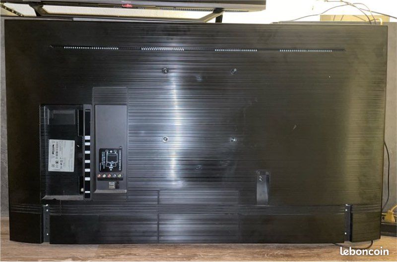 Samsung 50” 4K UHD Smart TV – UE50RU7025K – Très bon état (image 2)