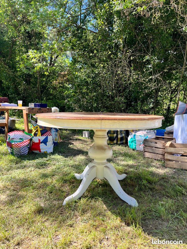 Jolie table en bois (image 1)