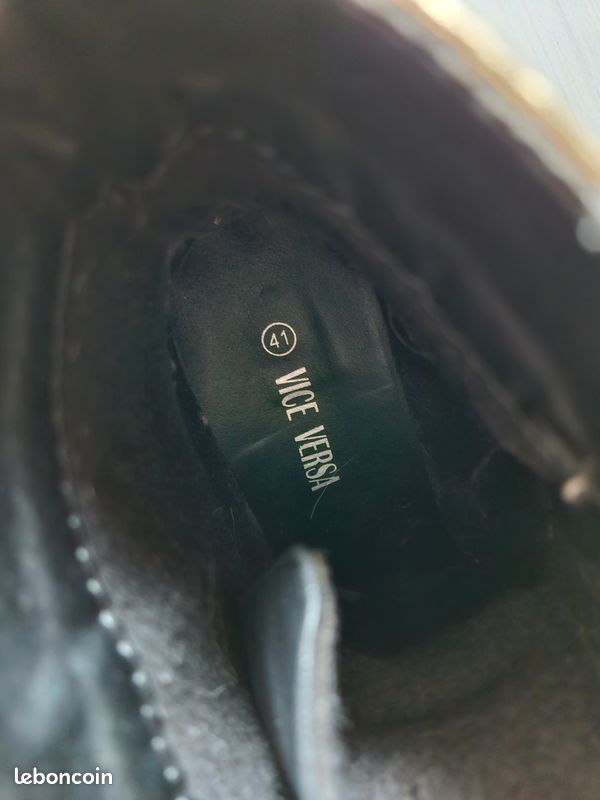 Une paire de bottines à lacets (image 4)