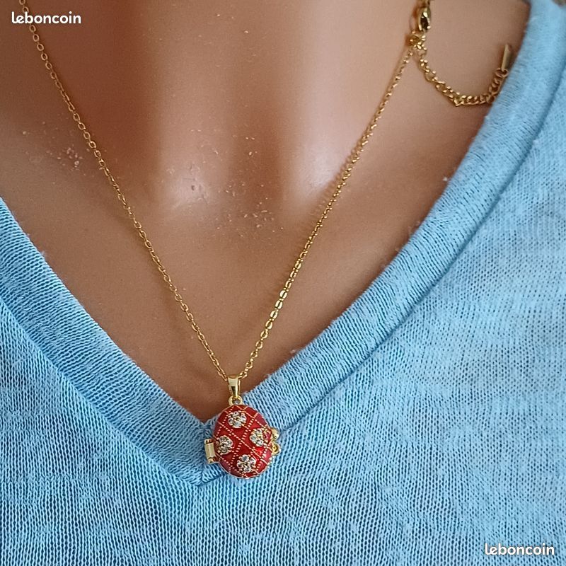 Pendentif oeuf de Fabergé ange priant : émail rouge, argent