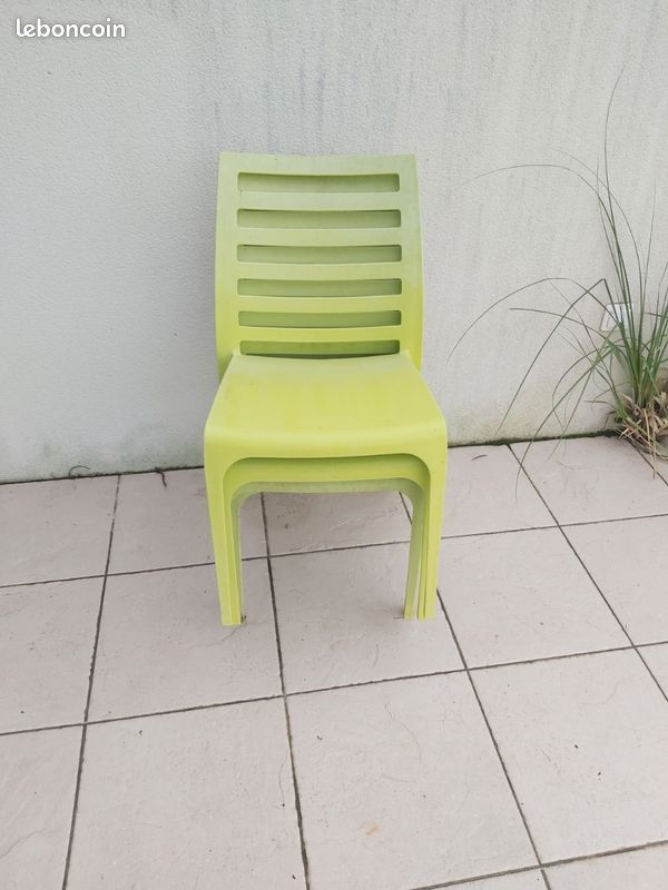 Urgent Lot de 4 chaises de jardin en plastique (image 1)