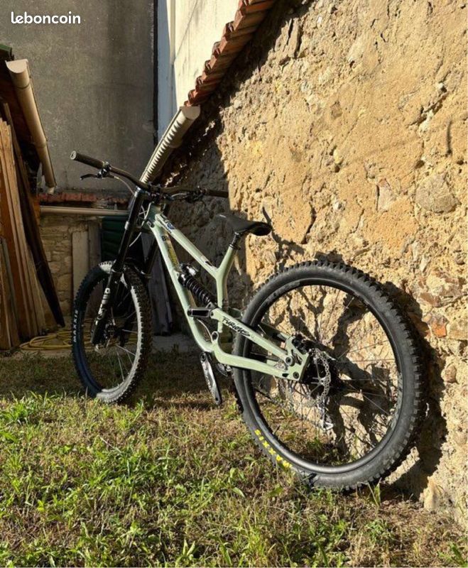 VTT DH commencal furious 2022 (image 2)