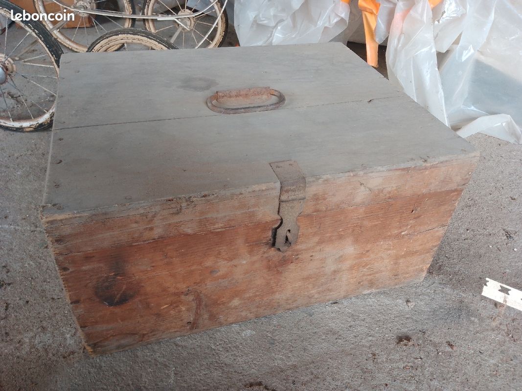 Coffre bois ancien (image 1)