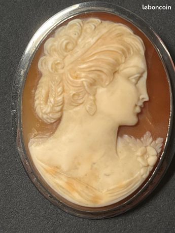 PENDENTIF ancien CAMEE sur COQUILLAGE BUSTE FEMME à l'ANTIQUE - MONTURE
