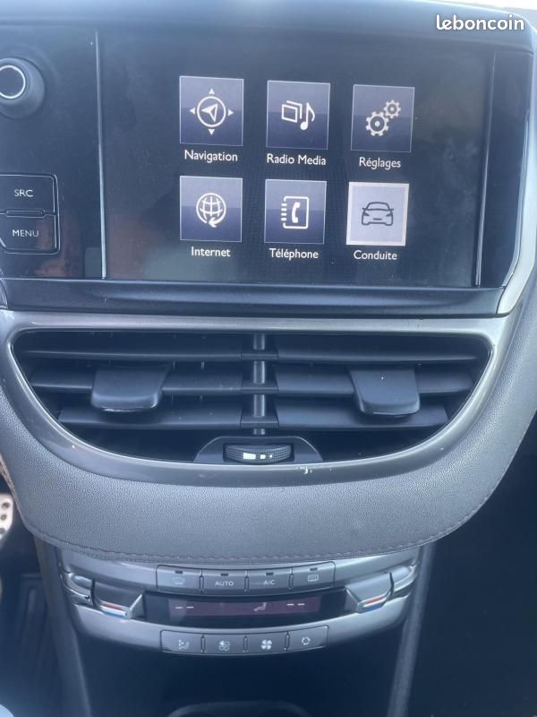 Peugeot 208 SERIE LIMITEE XY (image 8)