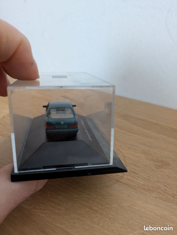 Miniature Mercedes-benz E320 Élégance.
Achetée à l'usine Mercedes de Stuttgart en 1997
Voiture sur son socle
Boite frottée (image 6)