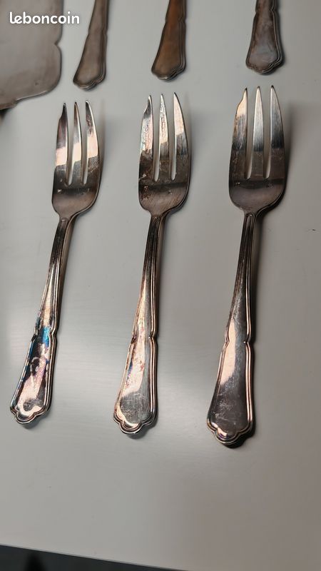 12 Fourchettes Et Pelle à Gâteaux En Métal Argenté - Orfèvre P.P - Motif Filet/coquille - Occasion