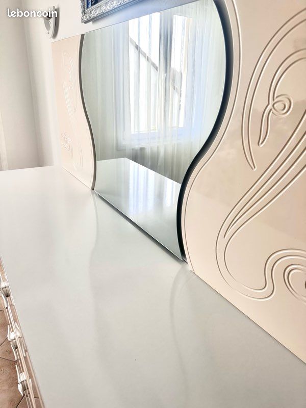Je vends une magnifique commode moderne couleur crème / beige laqué avec grand miroir assorti (image 3)