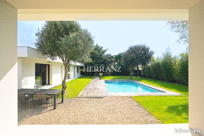 Villa 7 pièces 360 m²