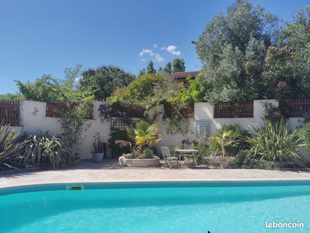 Logement 4 pers. 2 chambres Piscine privée Parc 1,2ha Parking attenant dans la propriété (image 4)