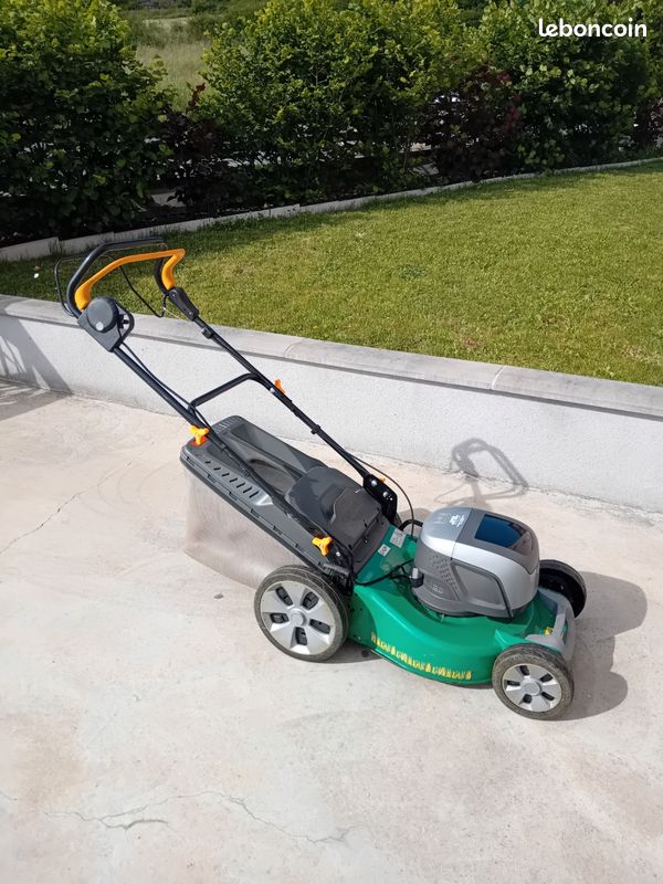 Tondeuse à gazon auto tractée à batterie (image 1)