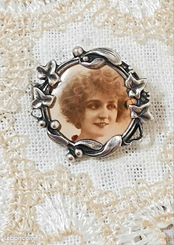 Ancienne broche métal porte photo dorée art pop french antique jewel