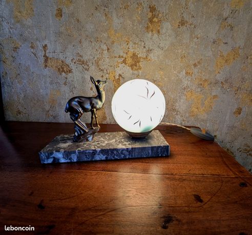 Lampe De Chevet Ancienne Électrifiée – Biche En Régule – Socle Marbre – Globe Sablé Doré