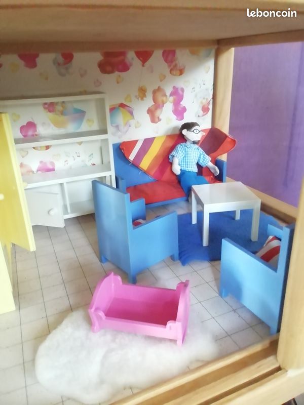 Maison de poupée en bois avec nombreux accessoires (image 5)