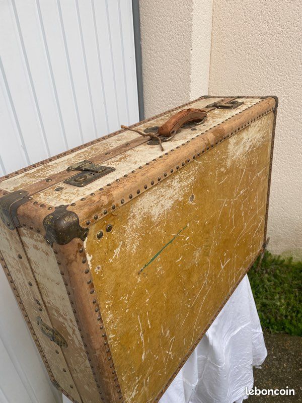 malle ancienne et trousseau de poupee • EUR 1.500,00