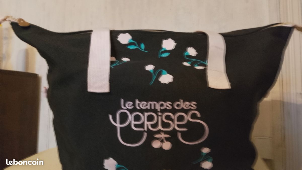Sac noir et fleurs roses pour week-end marque le temps des cerises - Main Image