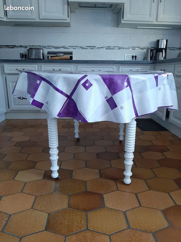 Table ronde en bois rustique (image 3)