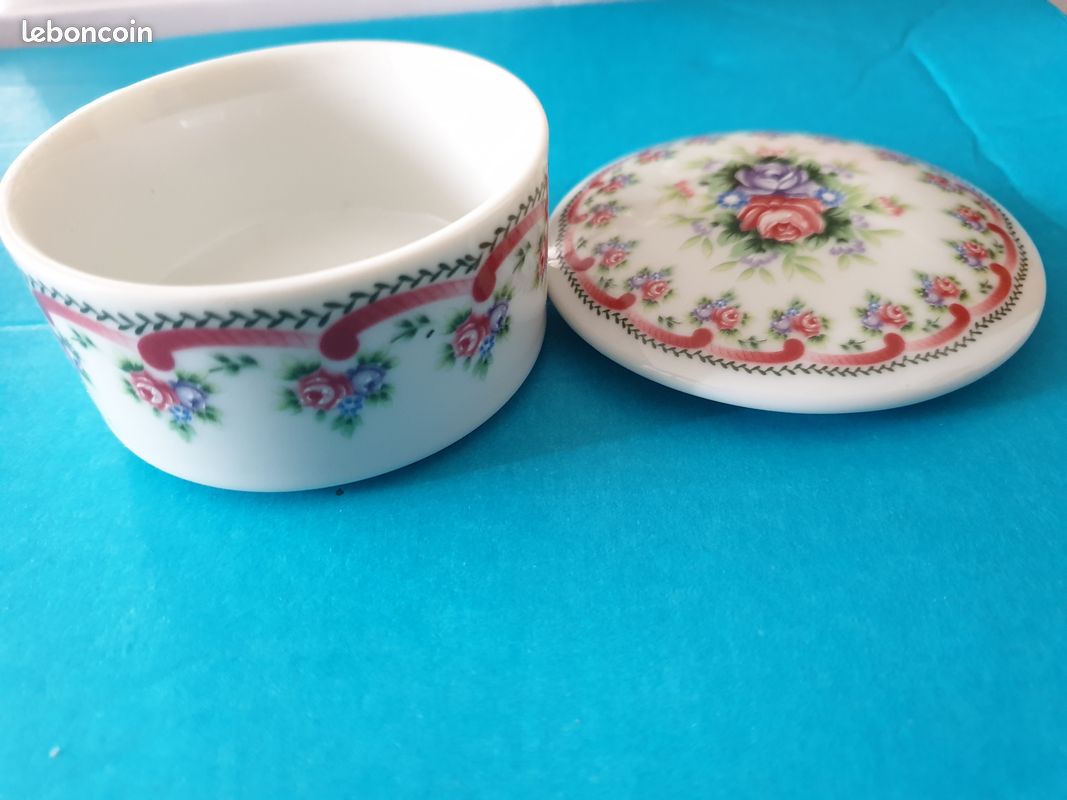 Petit pot en porcelaine fleuri (image 1)