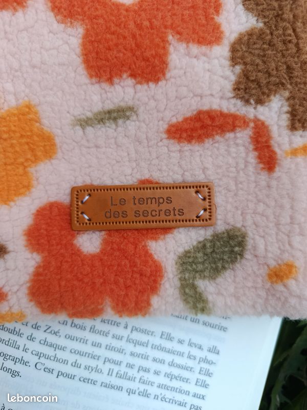 Pochette à livre ou à tablette en sherpa fleuri.fait main (image 7)