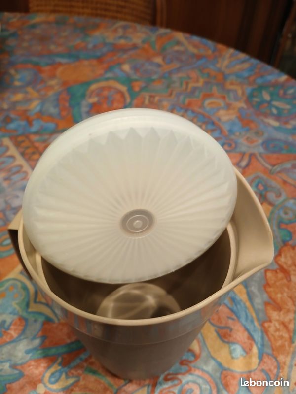 Pichet Tupperware Vintage Marron Avec Poignée – Plastique Années 80