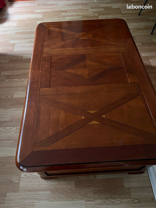 À vendre table basse merisier avec 2 portes possibilité de tourner les plateaux en échiquier avec plateau intégré. Très beau travail. Longueur:1m30- Largeur:0,83m Hauteur:0,43m à chercher sur place (image 6)