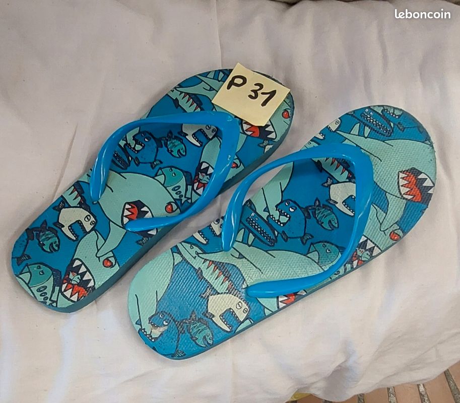 Claquettes tongues motif requins P31 (image 1)