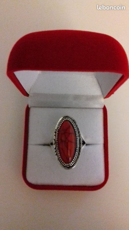 GROSSE BAGUE MÉTAL ARGENTÉ PIERRE CARRE ROUGE ET STRASS