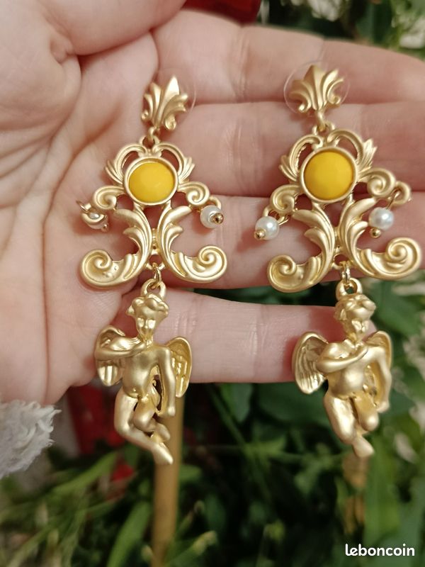 TRIFARI TM, boucles d'oreilles vintage de défilé en or avec cabochon en forme de TRIFARI TM, boucles d'oreilles vintage de défilé en or avec cabochon en forme de