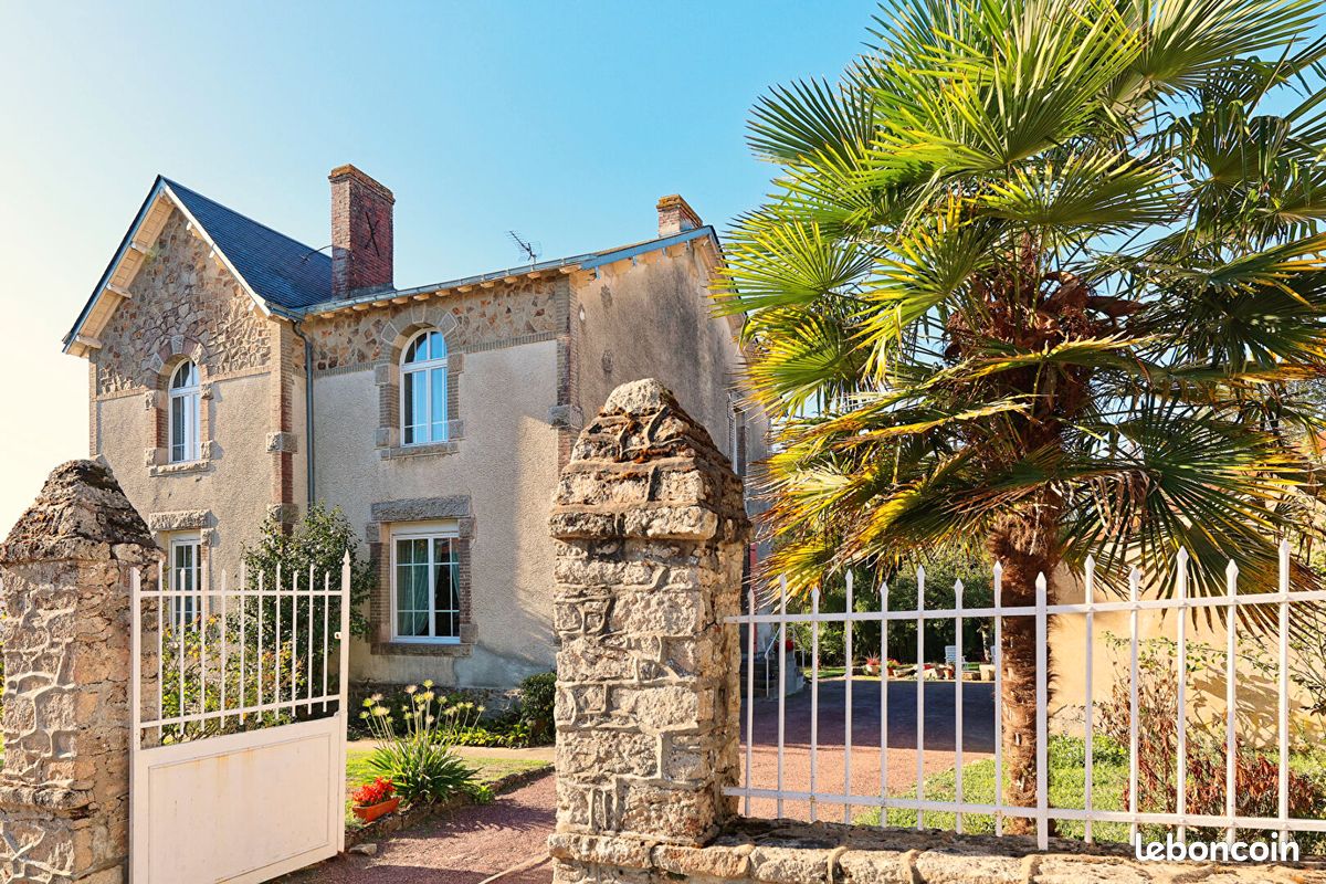 Maison 5 pièces 165 m² · à Saint-Étienne-du-Bois · 165 m² · 374 000 €