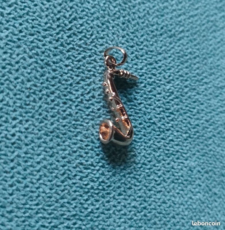 Pendentif Saxophone En Acier Inoxydable Bleu - Bijou Musique - Occasion Avec Micro-rayures