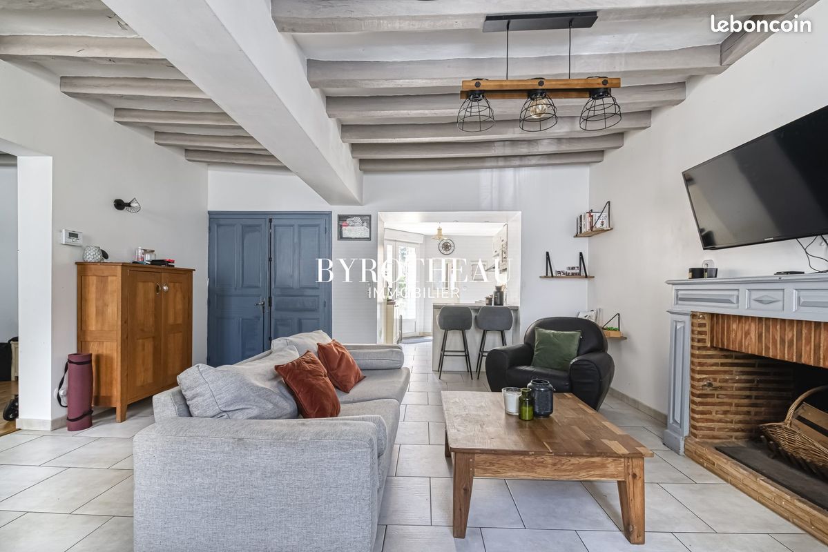 Maison 8 pièces 142 m² · à Le Lion-d'Angers · 142 m² · 325 000 €