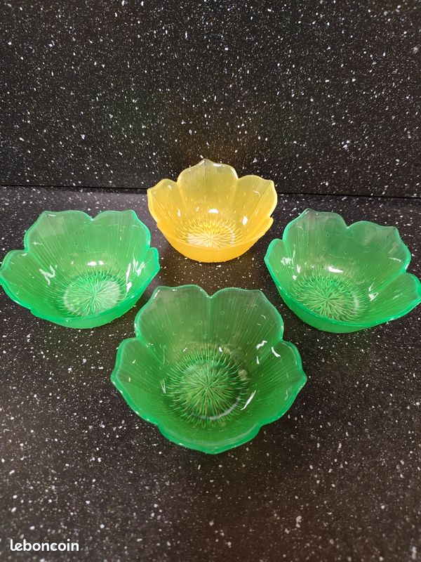 8 ASSIETTES ET 2 coupelles en verre, forme feuille, Arcoroc