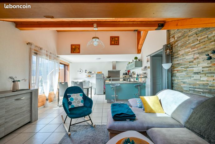Superbe appartement dernier étage à Sallanches, 2 chambres, balcon, garage, 79,06m² au total