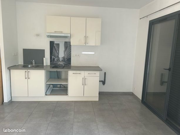 MEYRARGUES Studio 29m2 + jardinet 20 m2 + place de parking privative