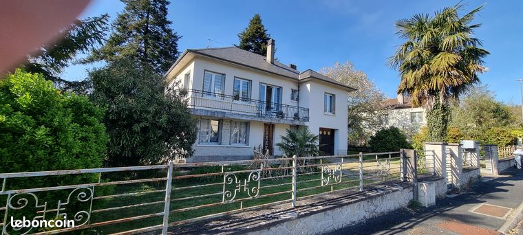 Beaulieu sur Dordogne à 5 mn du centre historique, grande maisonT5 dans parc arboré