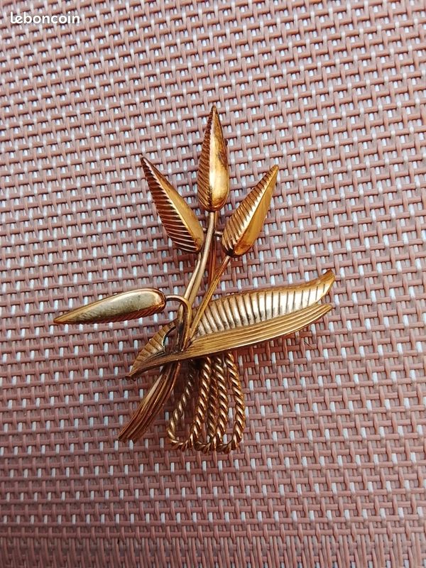 BROCHE ANCIENNE OVALE TRES OUVRAGEE BRONZE/DORé PIERRE TOPAZE BLEUE CENTRALE EUR 15,10 - FR