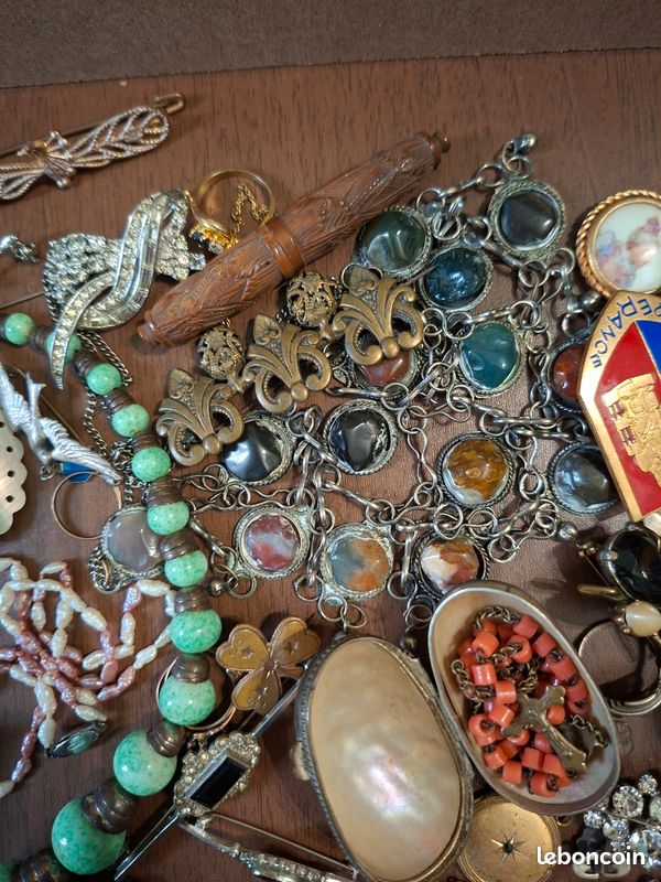 Lot De Bijoux Variés : Montre, Médailles, Collier, Broche… - Parfait Pour Créations Ou Collection