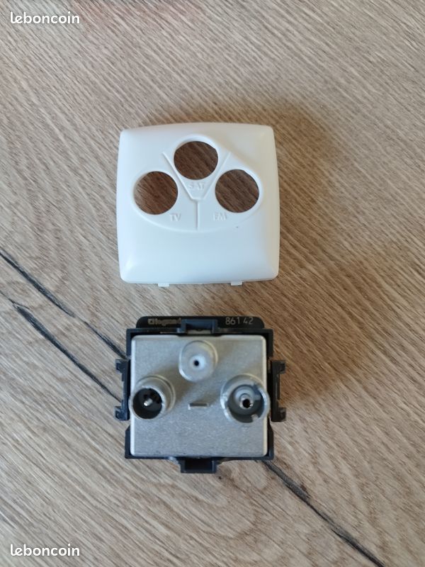 Prise TV/FM/SAT Legrand 0 973 62 - Blanc, Pour Installation Saillie, Complète Et Neuve