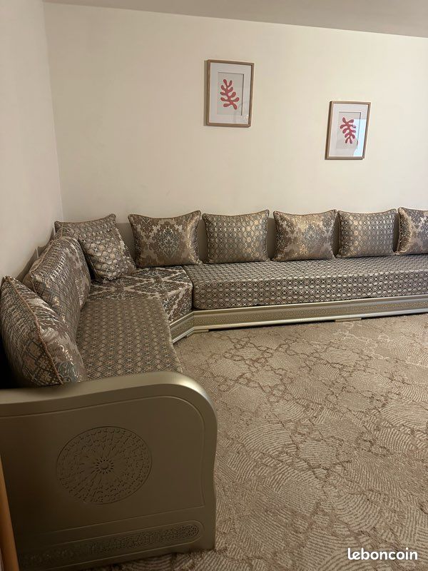 Salon marocain avec bois, mousses et 2 modèles de tissus (image 1)