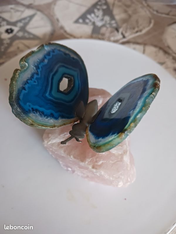 Papillon en pierre bleue sur pierre rose (image 1)