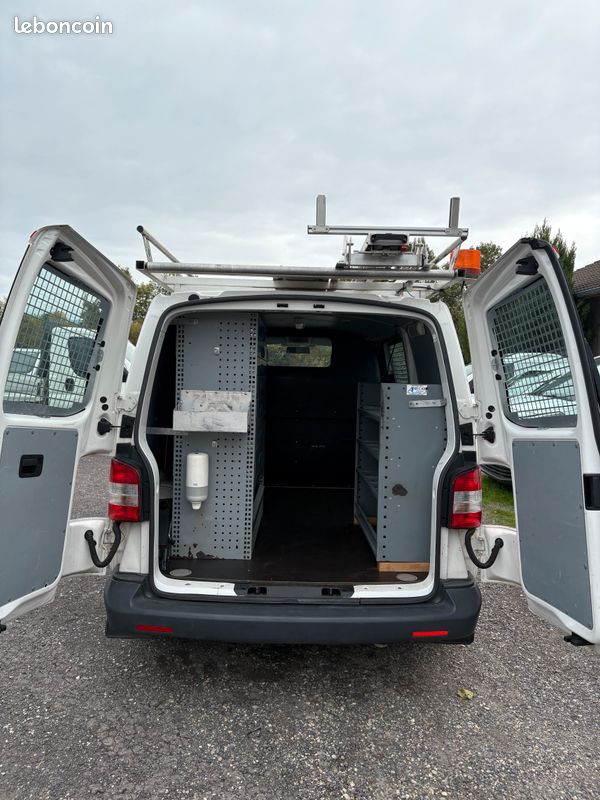 Volkswagen Transporter 2.0 TDI 140 L1H1 - Portes vitrées - Galerie de toit - Armoire de rangement - 10825 Euros H.T (image 5)