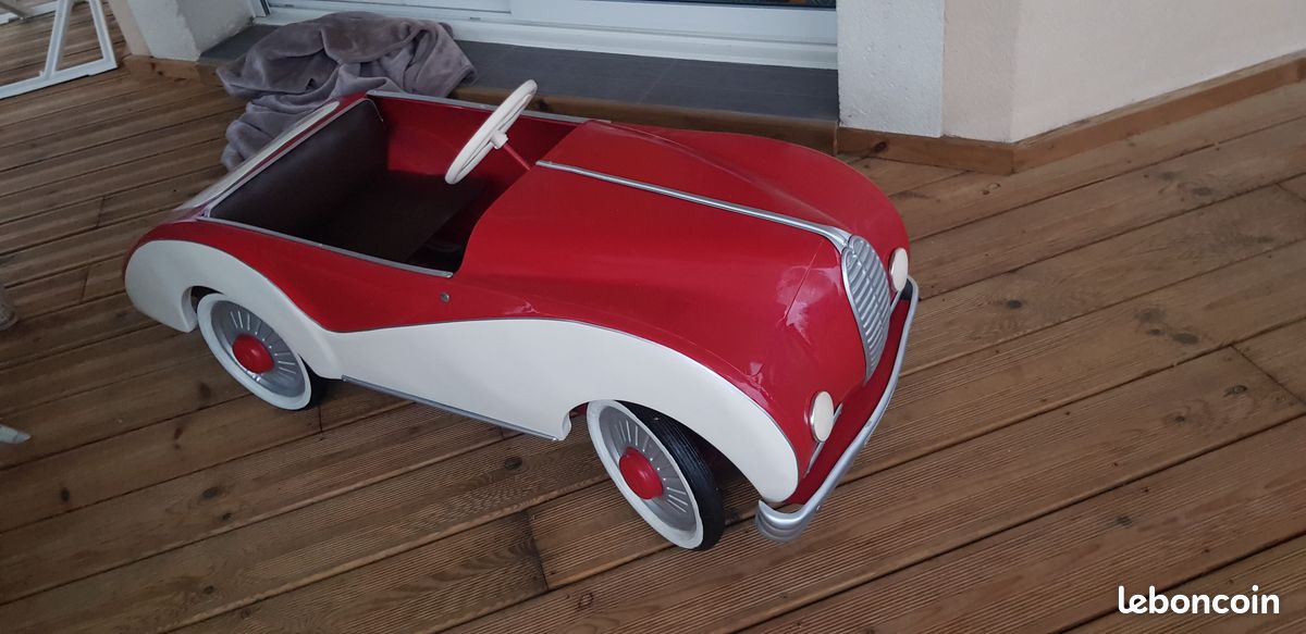 Voiture à pédales ancienne type Torpédo, en bois et tôle, laquée bleue, 125 x 65 x