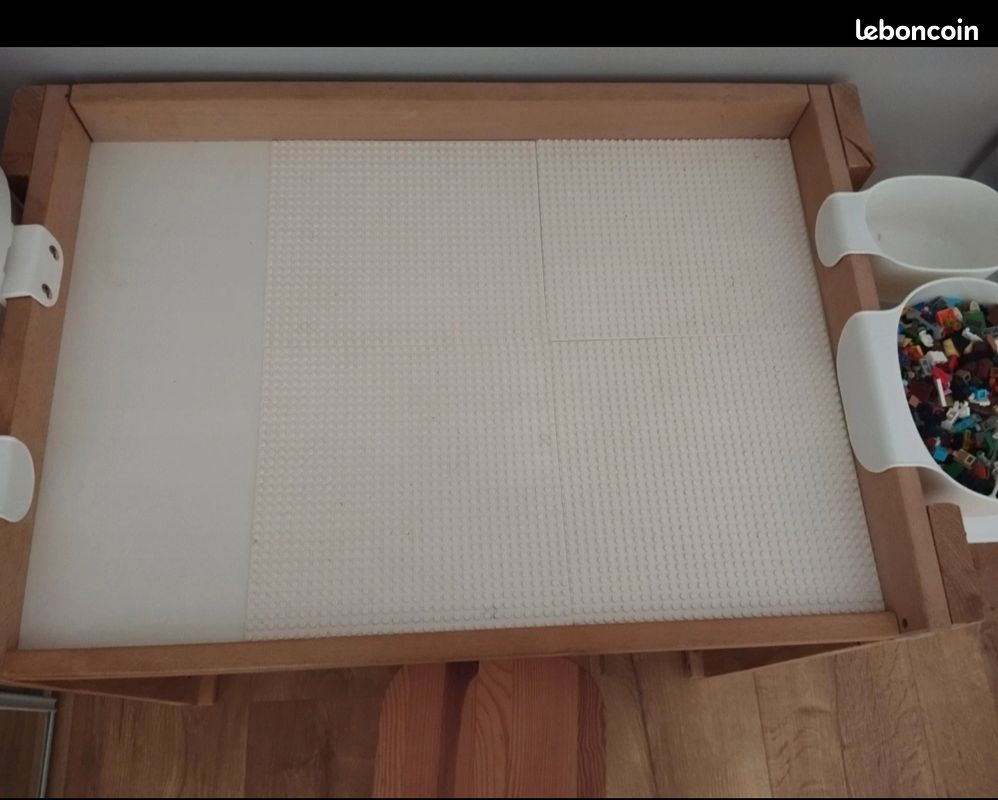 Table de lego, plaques , boîtes , tabouret.. (image 3)