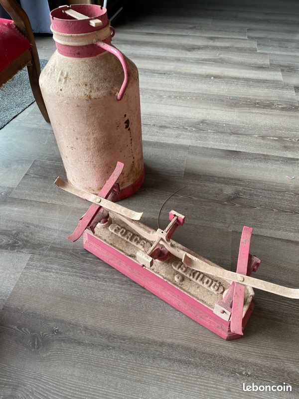 Bidon à lait en fer et balance (image 1)